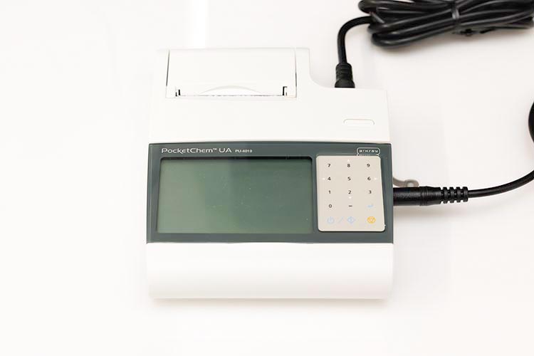 小型尿分析装置